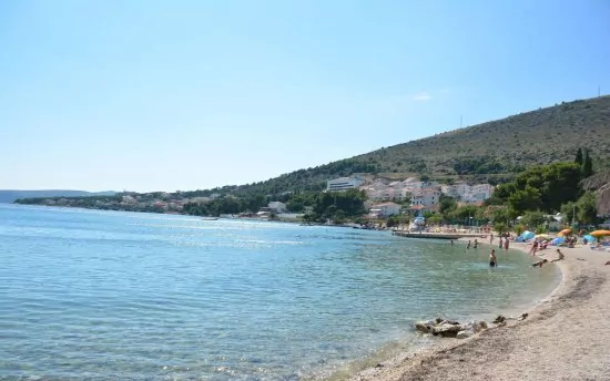 Oblázková pláž v obci Seget Donji