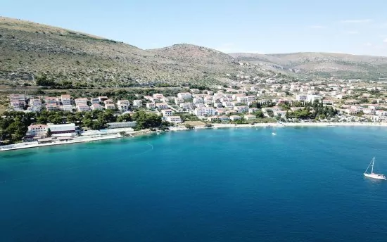 Letecký pohled na pláž a město Seget Donji