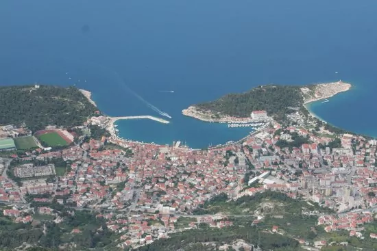 Makarska letecký pohled na pobřeží.