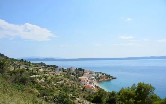 Letecký pohled na moře a vesnici Drašnice