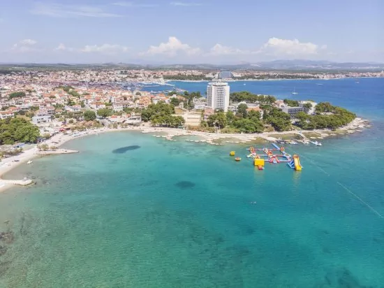 Vodice letecký pohled na pobřeží a město.