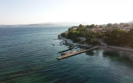 Orebić letecký pohled na pobřeží a moře.