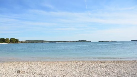 Pohled na moře z pláže Valbandon.