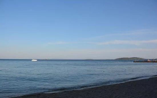 Pohled na moře z oblázkové pláže Orebić.