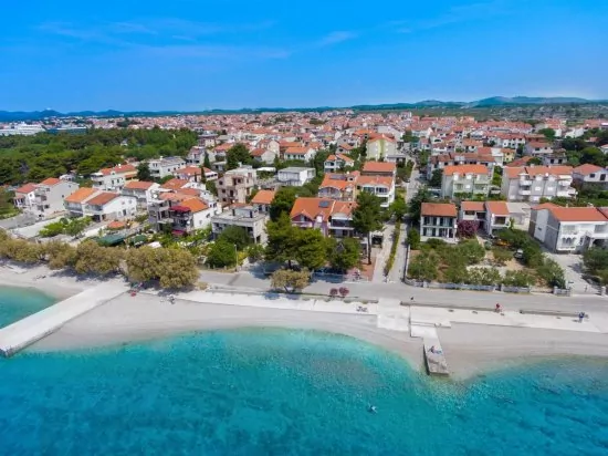 Vodice letecký pohled na pobřeží a město.