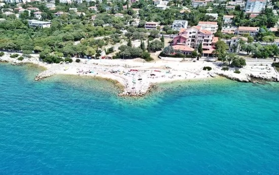 Novi Vinodolski - letecký pohled na pobřeží.