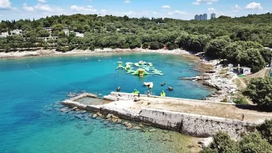 Pula - letecký pohled na pláž Zeppelin.