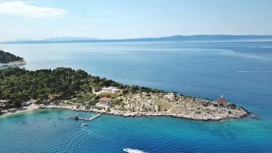 Makarska letecký pohled na pobřeží a město.