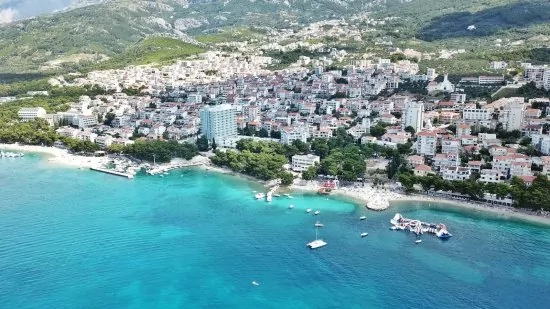 Makarska letecký pohled na pobřeží a město.