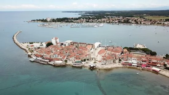 Umag letecký pohled na pobřeží a město.