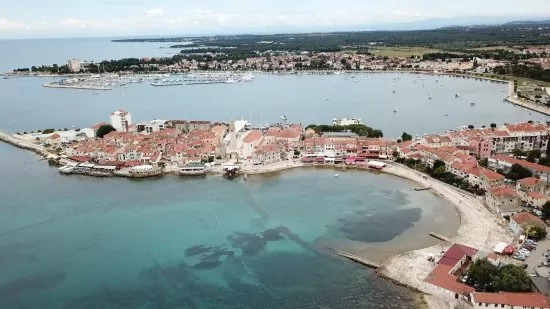 Umag letecký pohled na pobřeží a město.