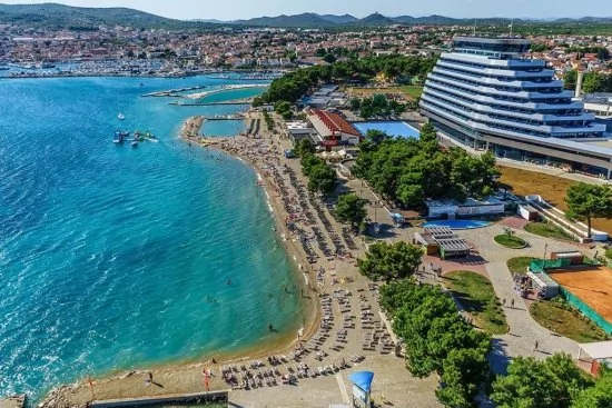 Vodice letecký pohled na pobřeží a město.