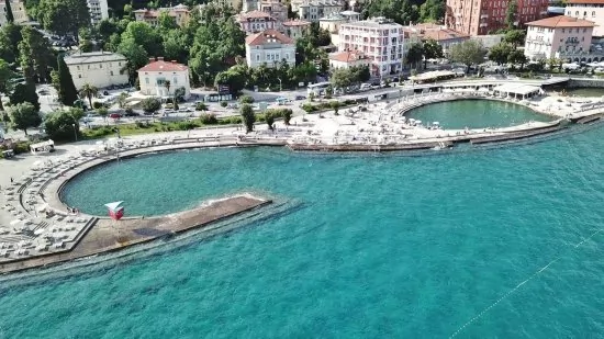 Opatija letecký pohled na pobřeží a město.