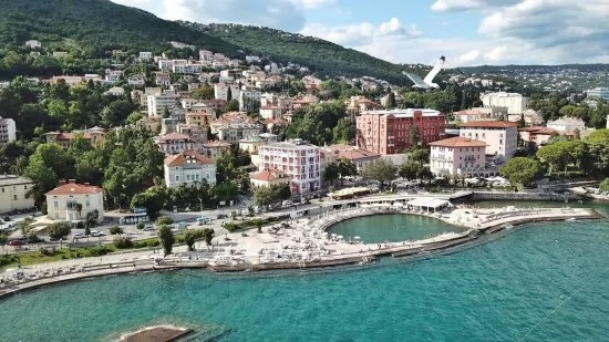 Opatija letecký pohled na pobřeží a město.