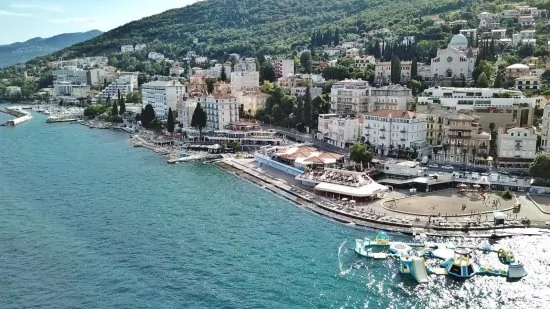 Opatija letecký pohled na pobřeží a město.