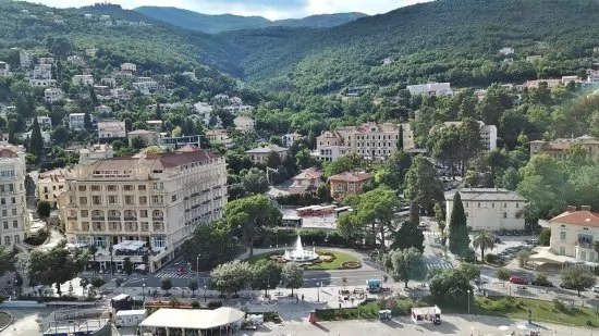 Opatija letecký pohled na pobřeží a město.