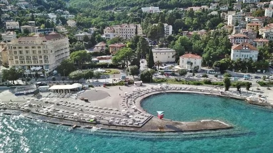 Opatija letecký pohled na pobřeží a město.