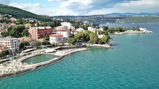 Opatija letecký pohled na pobřeží a město.