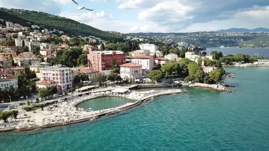 Opatija letecký pohled na pobřeží a město.