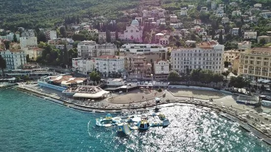 Opatija letecký pohled na pobřeží a město.