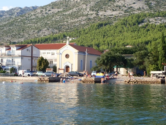 Starigrad - moře a oblázková pláž.