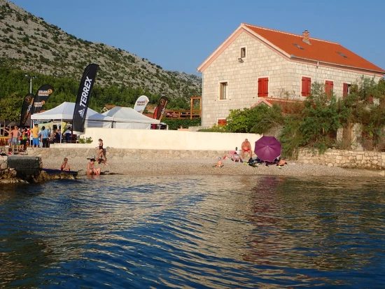 Starigrad - moře a oblázková pláž.