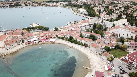 Umag - letecký pohled na pobřeží a město.