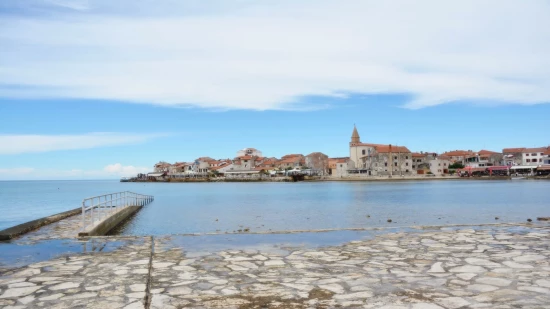 Umag - betonová pláž.