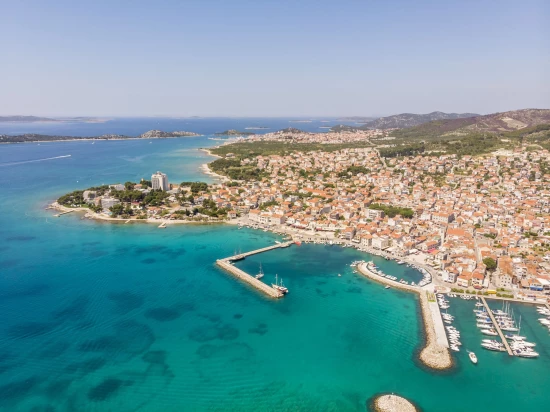 Vodice letecký pohled na pobřeží a město.