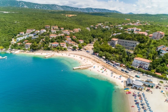 Jadranovo - letecký pohled na pláž Lučica vzdálenou 2 km od ubytování.