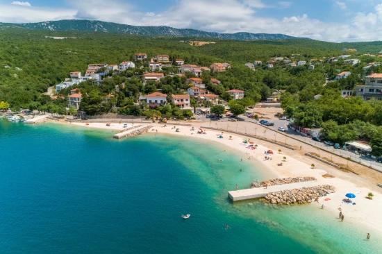 Jadranovo - letecký pohled na pláž Lučica vzdálenou 2 km od ubytování.