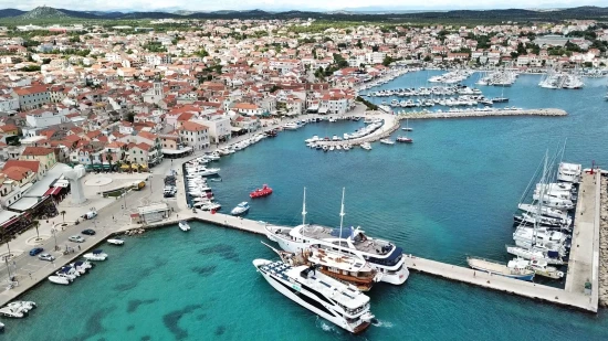 Vodice letecký pohled na pobřeží a město.