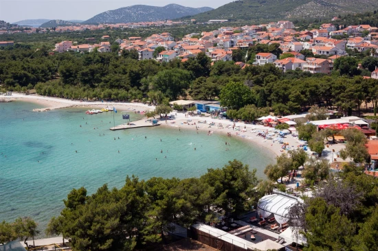 Vodice letecký pohled na pobřeží a město.