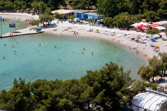 Vodice letecký pohled na pobřeží a město.