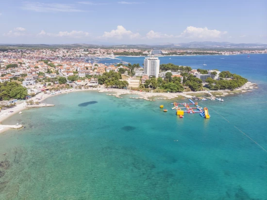 Vodice letecký pohled na pobřeží a město.