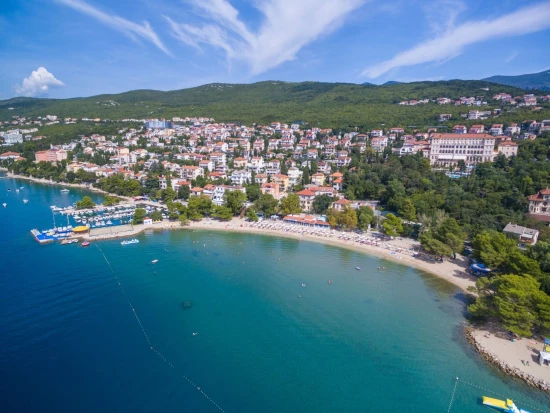 Crikvenica - letecký pohled na pobřeží a město.