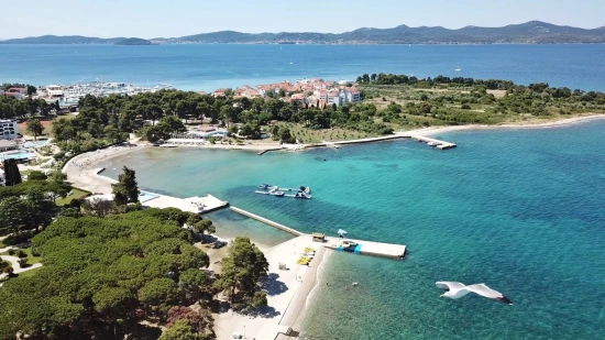 Zadar letecký pohled na pobřeží a město.