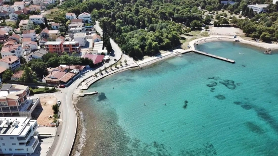 Zadar letecký pohled na pobřeží a město.