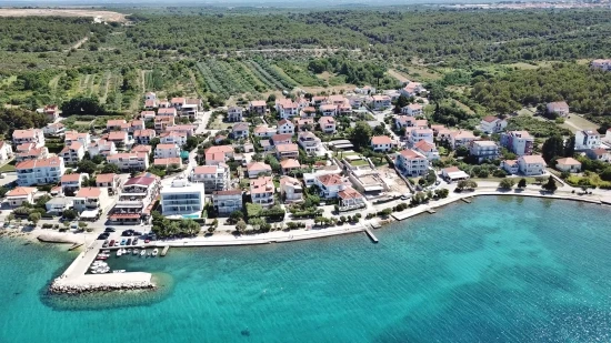 Zadar letecký pohled na pobřeží a město.