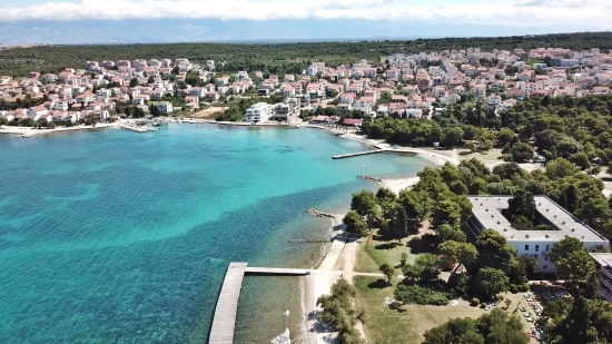 Zadar letecký pohled na pobřeží a město.