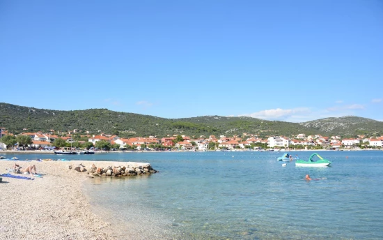 Vinišće - oblázková pláž 500 m pěší chůzí.