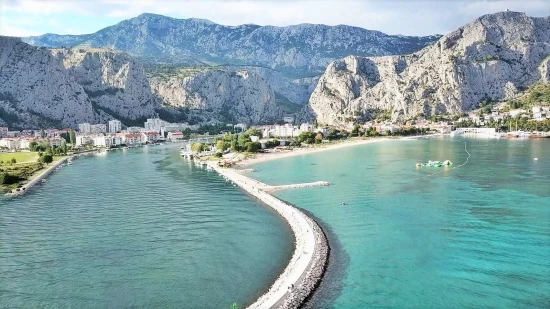 Omiš - letecký pohled na pláž a pobřeží.