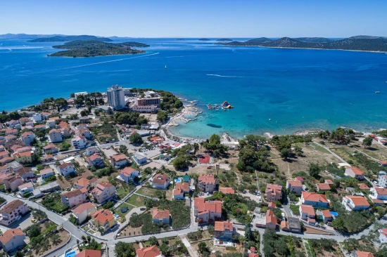 Vodice - letecký pohled na pobřeží a město.