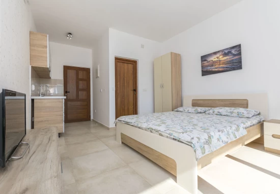 Apartmán Černá Hora - Čanj CH 7022 N4