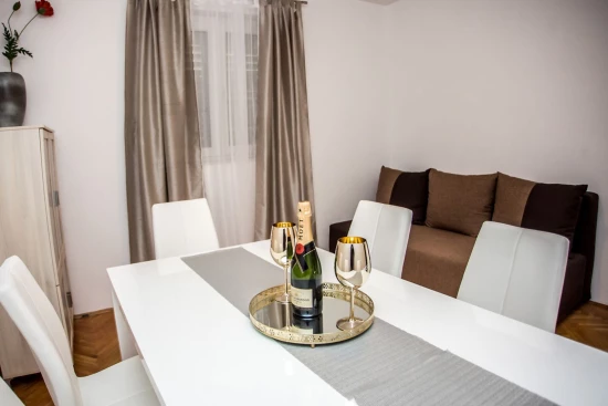 Apartmán Střední Dalmácie - Jesenice DA 8232 N1