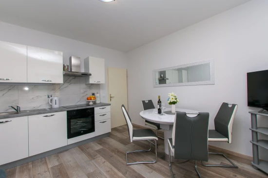 Apartmán Střední Dalmácie - Dugi Rat DA 8660 N1