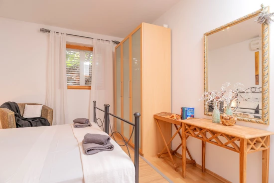 Vila s bazénem Ostrov Hvar - Vrboska OS 10558 N1