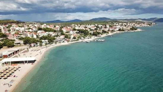 Brodarica - letecký pohled na pobřeží a město.