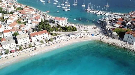 Letecký pohled na pobřeží a město Primošten.