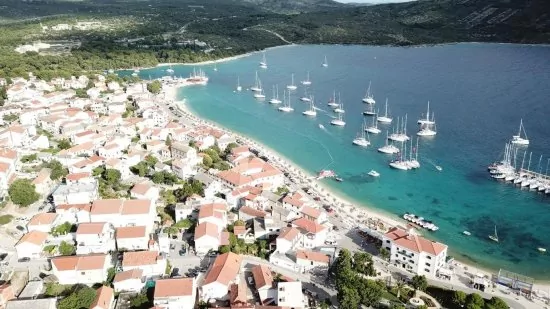 Letecký pohled na Primošten a pláž před objektem.